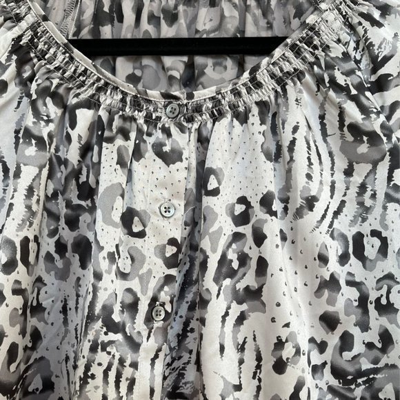 Express Women's Flowy Buttondown - Picture 2 of 5